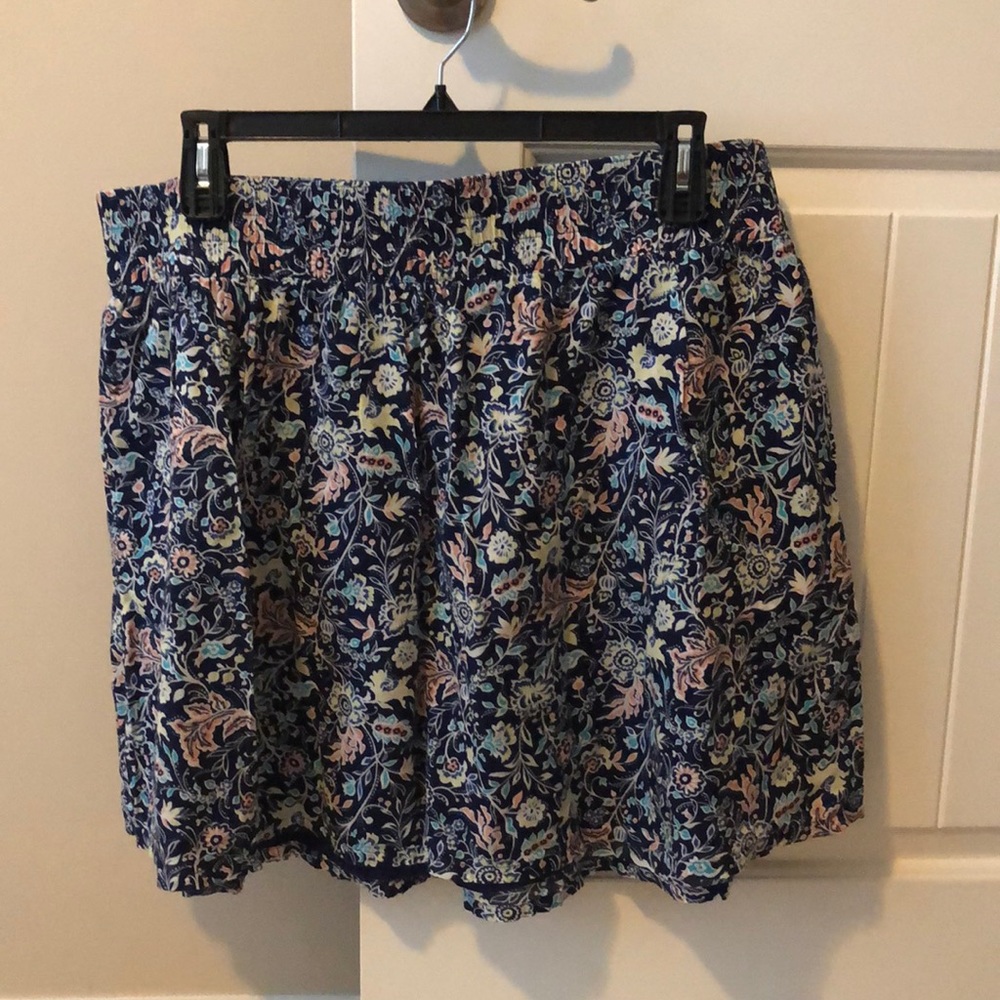 Old Navy XL Floral skirt. Elastic waistband. Great condition! Smoke free home